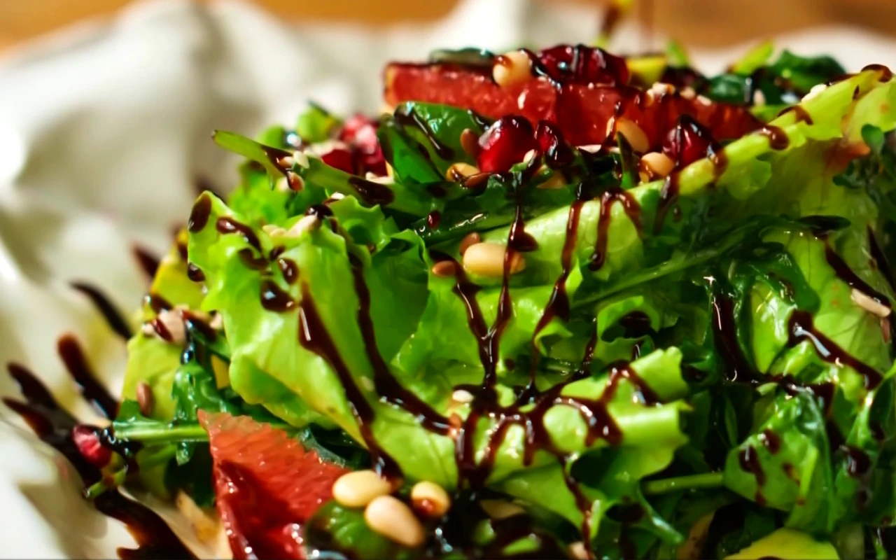 Ocet balsamiczny jest wyjątkowo uniwersalny w kuchni. A ten z Modeny wyróżnia się wyjątkowymi walorami smakowymi