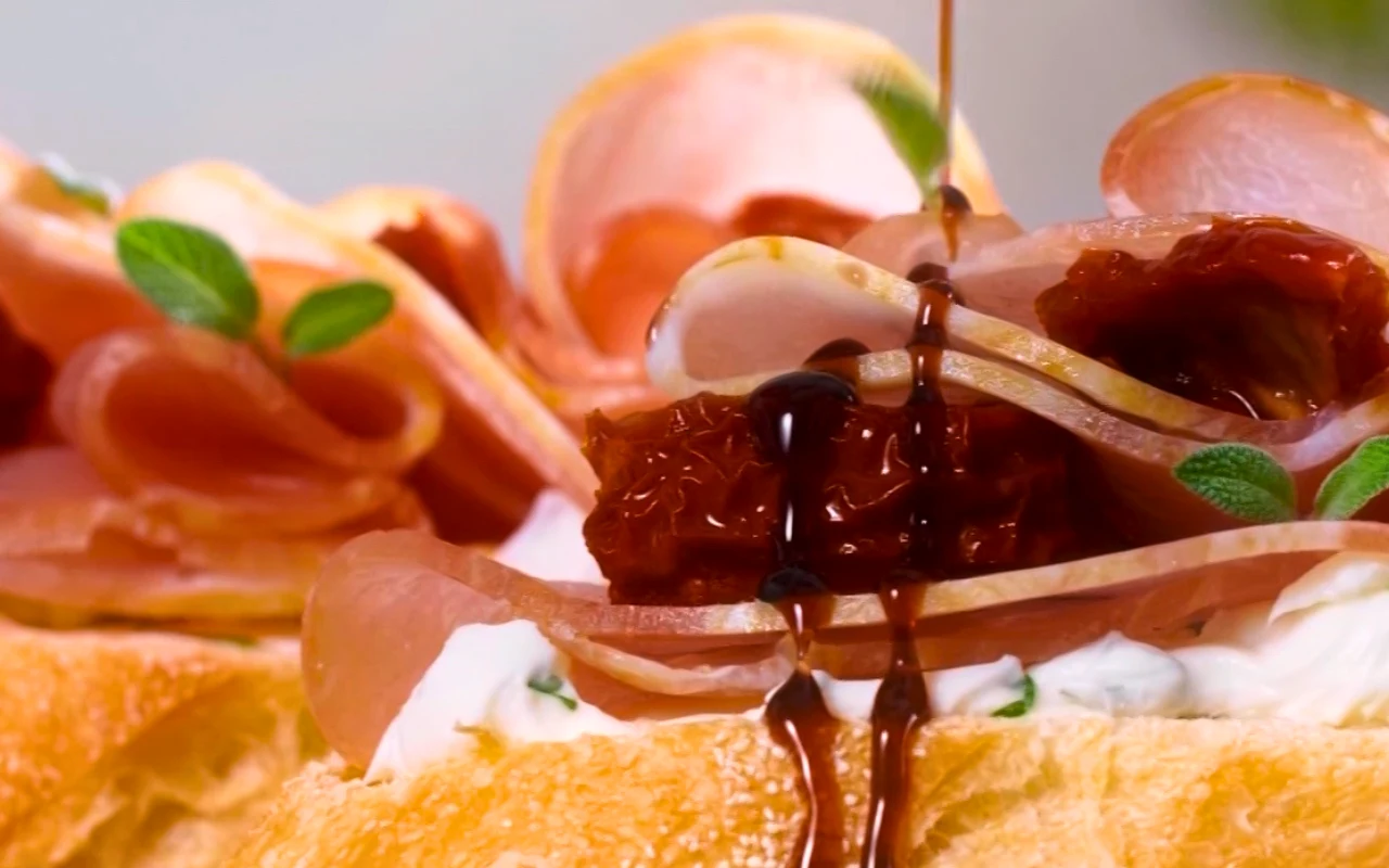 Octu balsamicznego można używać nie tylko do sałatek, ale także mięs, a nawet deserów i owoców