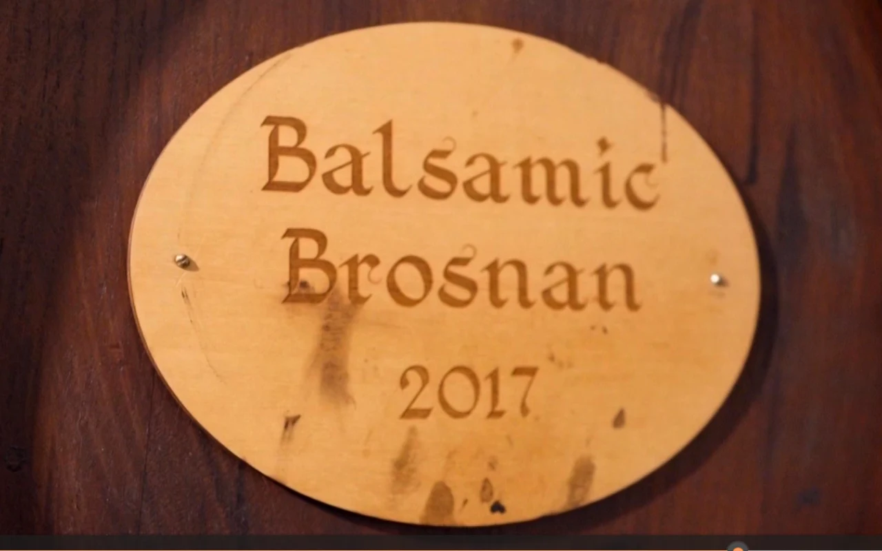 Beczka octu balsamicznego zakupiona przez Pierca Brosnana. Aktor skorzysta ze słynnego produktu dopiero w 2029 roku