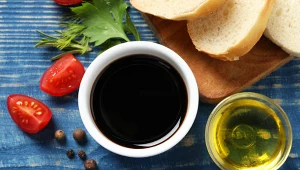 Miseczka z octem balsamicznym na kolorowym stole