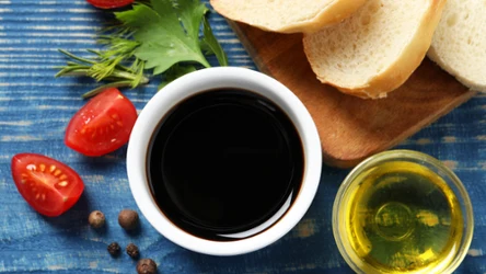 Miseczka z octem balsamicznym na kolorowym stole