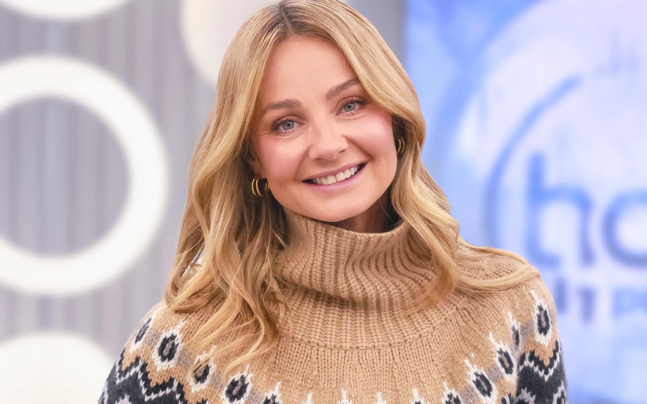 Uśmiechnięta Małgorzata Socha w studiu "halo tu polsat"