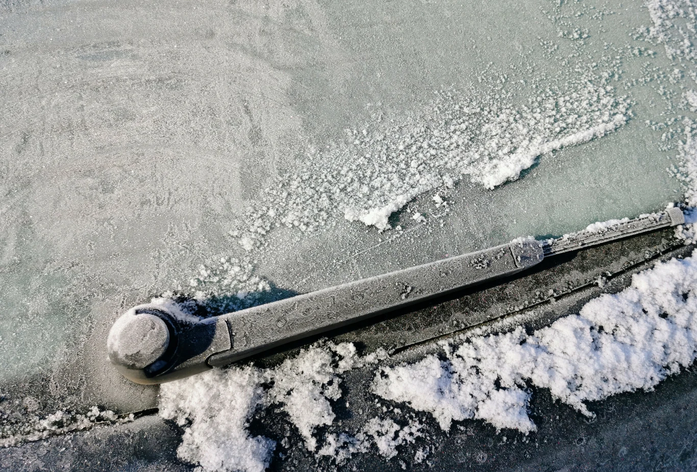 Przymarznięte wycieraczki mogą uszkodzić mechanizm lub doprowadzić do pęknięcia szyby