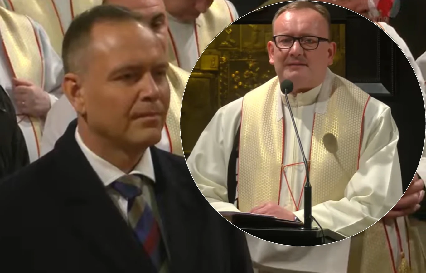 Prezydent Karol Nawrocki, ksiądz Jarosław Wąsowicz Mężczyzna w garniturze stoi na pierwszym planie podczas uroczystości religijnej, w tle grupa księży w białych szatach liturgicznych. W okrągłej wstawce duchowny mówi do mikrofonu.
