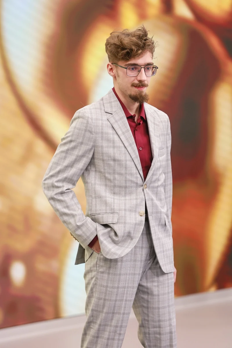 Bartosz w garniturze w kratkę