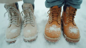 Zimowe buty na śniegu
