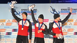 Szymon Wojtakowski, Marek Kania i Piotr Michalski zdobyli złoty medal w drużynowym sprincie mężczyzn podczas mistrzostw Europy w łyżwiarstwie szybkim