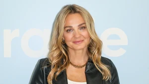 Socha cieszy się wakacjami i zachwyca figurą modelki. Nogi do nieba