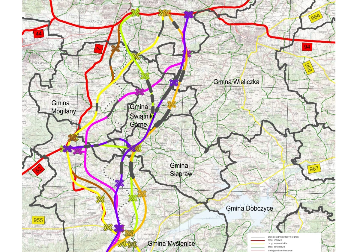 Mapa planowanych tras drogowych i obwodnic w rejonie kilku gmin, kolory różnicują proponowane przebiegi dróg, na mapie wyróżnione są obszary administracyjne, istniejące i projektowane drogi, a także węzły komunikacyjne.