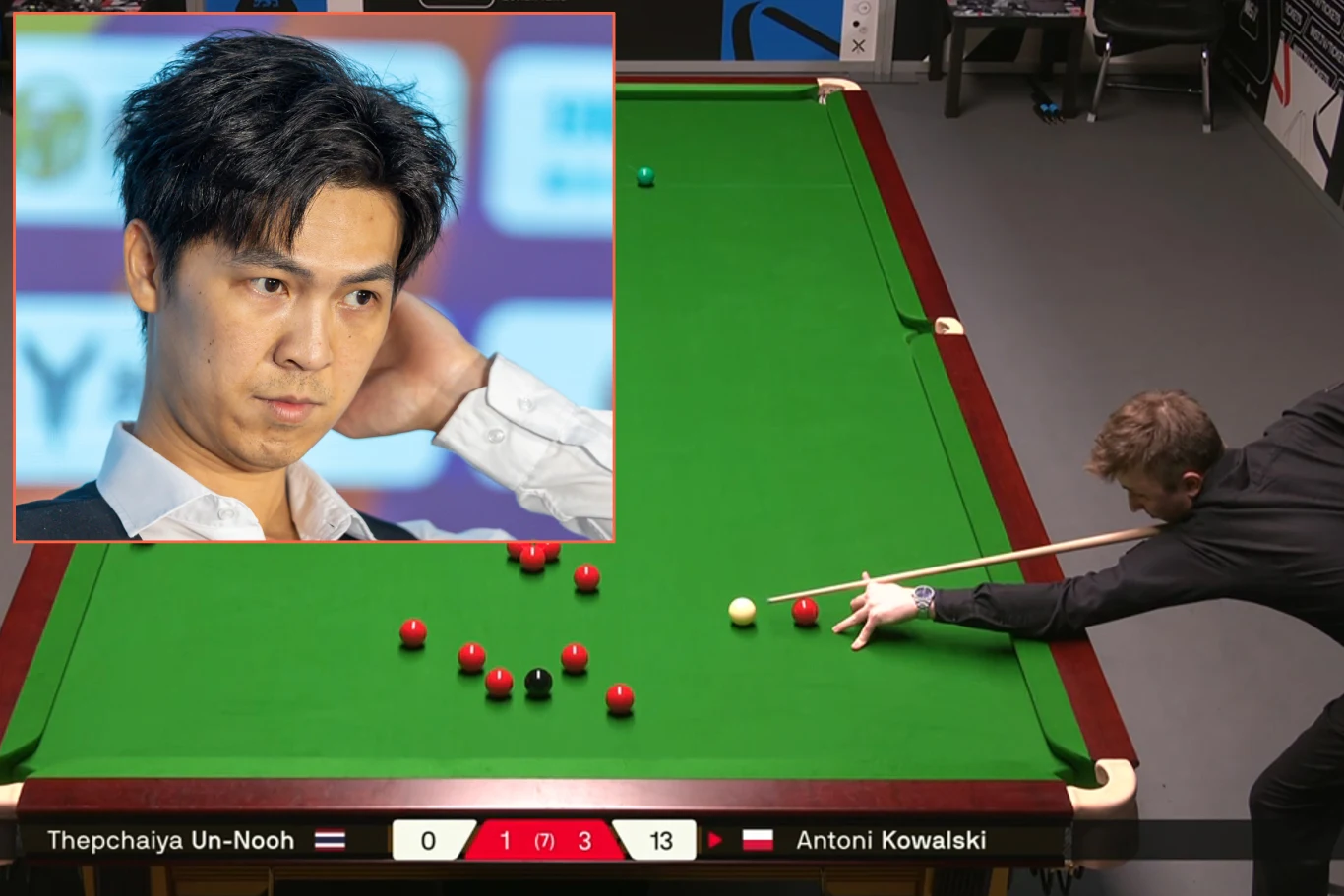 Thepchaiya Un-Nooh zaskoczył Antoniego Kowalskiego tylko w pierwszym frejmie. Później był bezradny Zbliżenie twarzy zawodnika snookera w lewym górnym rogu, w tle fragment stołu snookerowego z rozmieszczonymi bilami oraz zawodnik celujący kijem, przygotowujący się do wykonania zagrania.