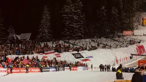 Puste trybuny na Wielkiej Krokwi w czasie sobotniej ceremonii dekoracji