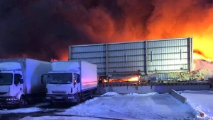 Wielki pożar hali magazynowej pod Poznaniem. Kilkadziesiąt zastępów straży