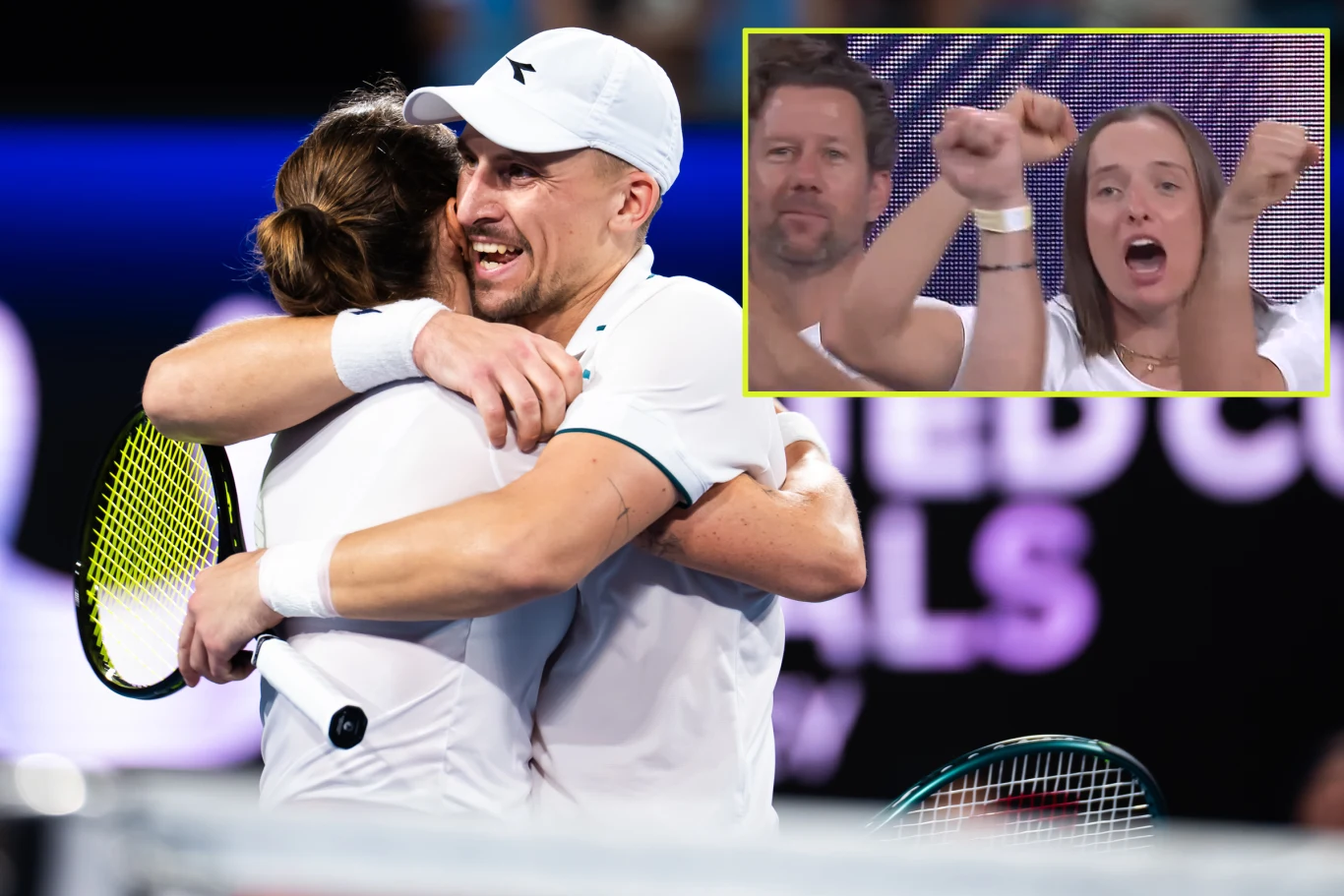 Katarzyna Kawa i Jan Zieliński dali Polsce tytuł w United Cup. A Iga Świątek fetowała go z ławki Dwójka tenisistów w białych strojach obejmuje się z radością na korcie, w tle wyraźny wyraz triumfu. W prawym górnym rogu fragment zdjęcia kibiców cieszących się z sukcesu, machających zaciśniętymi pięściami.