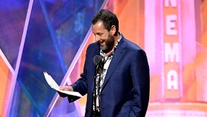 Adam Sandler odbiera nagrodę podczas gali Movies for Grownups Awards