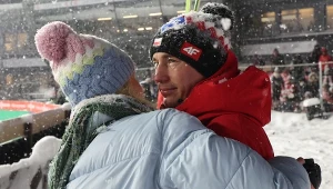 Stoch płakał po ostatnim skoku, wpadł w ramiona żony. Wzruszające chwile