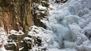 Zimowy cud natury w Karkonoszach. W mroźne zimy zamienia się w lodospad