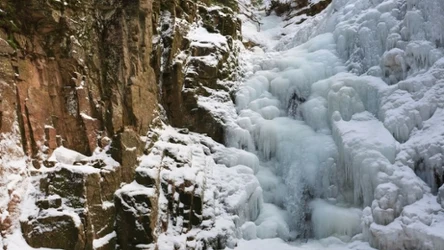 Wodospad Kamieńczyka zimą przemienia się w majestatyczny lodospad