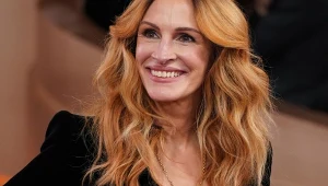 Kreacja Julii Roberts ze Złotych Globów to hit. Klasyka na każdą okazję