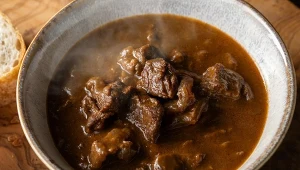 Wsyp łyżkę do gulaszu. Dodadzą smaku, zagęszczą lepiej od śmietany i mąki