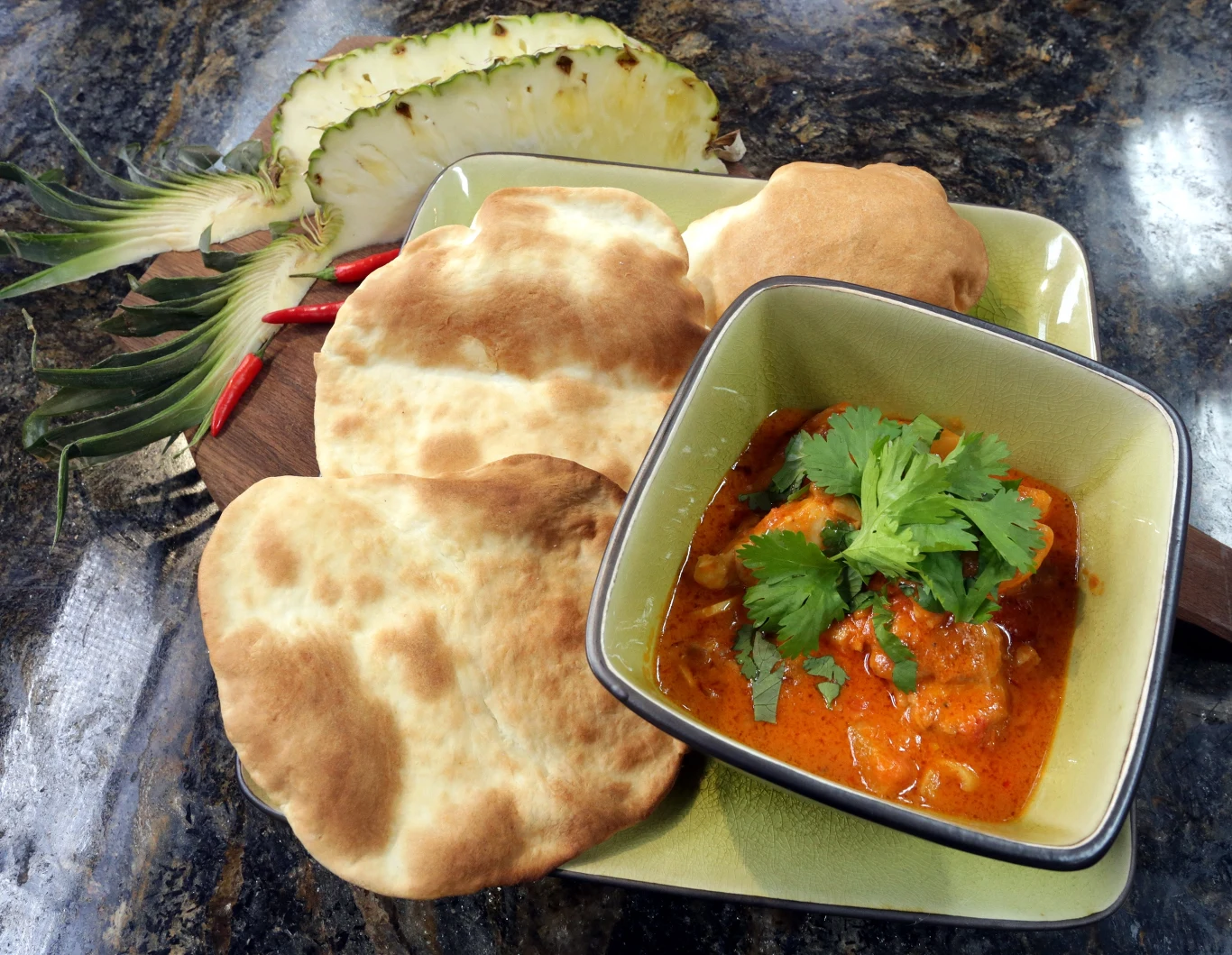 Pikantne udka kurczaka w pomidorach z ananasem