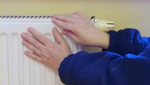 Dlaczego część kaloryfera jest zimna? Jak to naprawić?