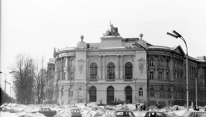 Pamiętasz takie zimy? Zasypane polskie miasta na archiwalnych zdjęciach