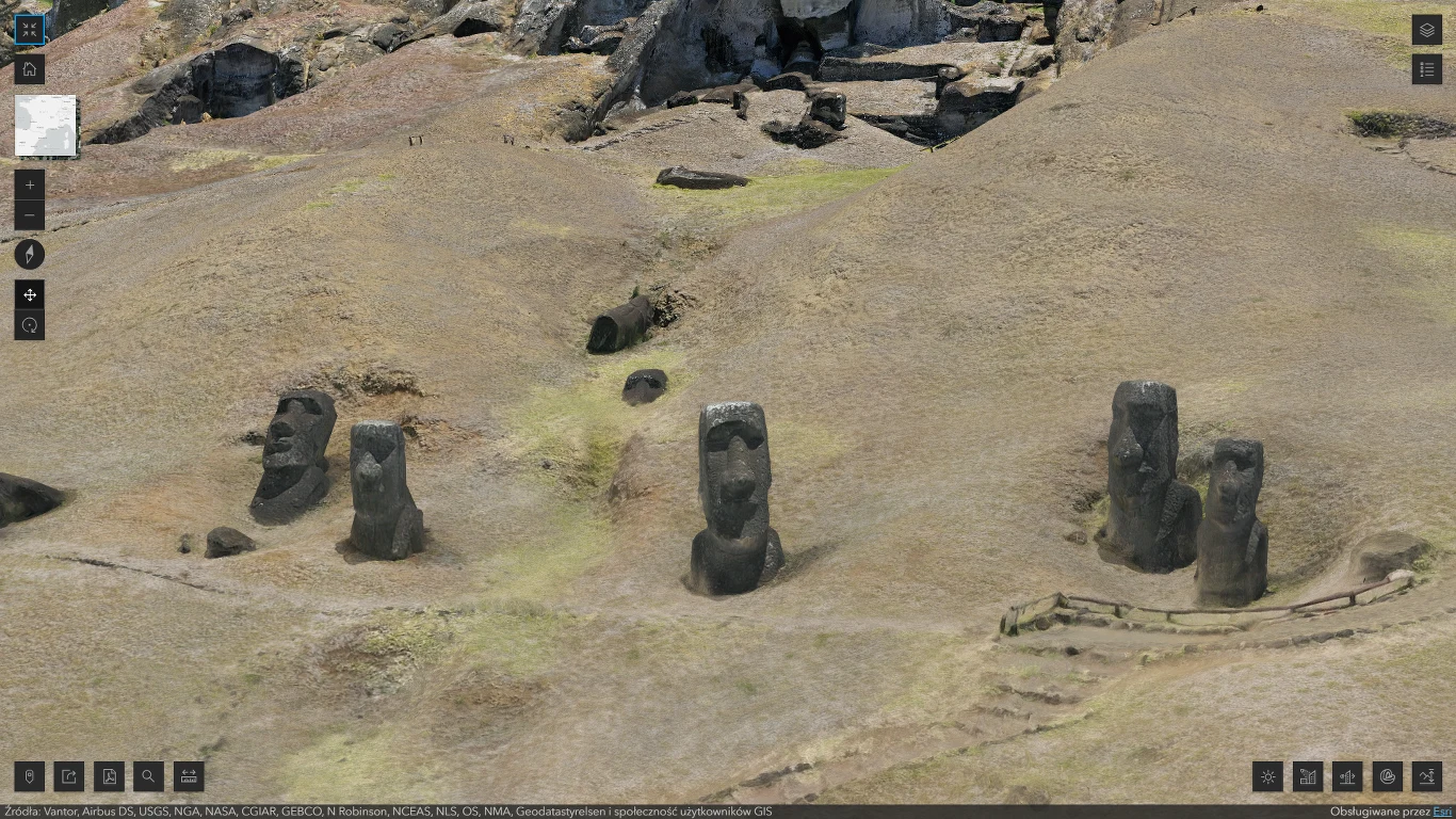 Kamienne posągi Moai ustawione w rzędzie na trawiastym, lekko pagórkowatym zboczu, z widocznymi detalami rzeźb oraz naturalnym krajobrazem wokół.