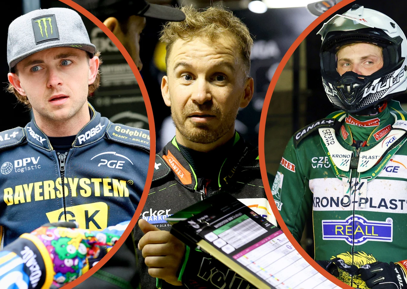 Trzech żużlowców w strojach klubowych, dwóch z nich bez kasków, jeden w pełnym ekwipunku, tło rozmyte, centralnie widoczny notes ze strategią lub wynikami.