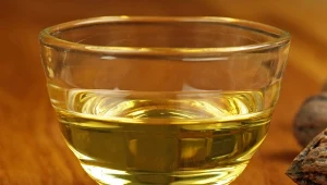 Olej z orzechów włoskich ma wyrazisty, lekko słodki aromat, głęboki kolor i smak, który doskonale pasuje do różnych potraw.