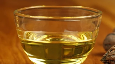 Olej z orzechów włoskich ma wyrazisty, lekko słodki aromat, głęboki kolor i smak, który doskonale pasuje do różnych potraw.