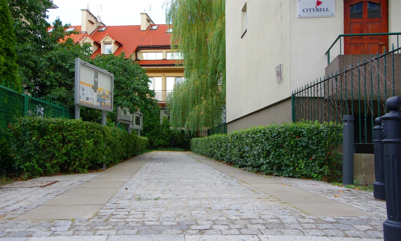 Najkrótsza ulica w Polsce mieści się w Warszawie. Jej przejście zajmuje dosłownie moment