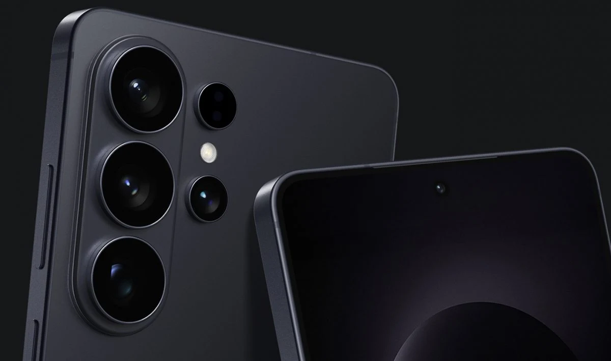 Samsung Galaxy S26 Ultra ma przeprojektowany aparat fotograficzny. Czarny nowoczesny smartfon z wyeksponowanym modułem aparatów fotograficznych oraz fragmentem ekranu na tle ciemnym.