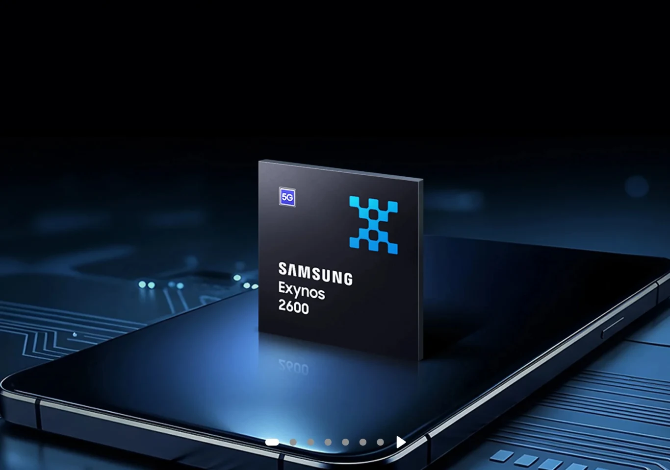 Dla smartfonów Samsung Galaxy S26 przygotowano autorski procesor Exynos 2600, ale zobaczymy go na niewielu rynkach. Procesor Samsung Exynos 2600 prezentowany na tle smartfona, podkreślający zaawansowanie technologiczne układu i obsługę sieci 5G, z elementami układów elektronicznych widocznych w tle.