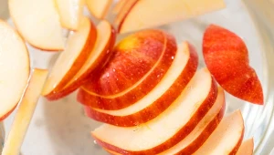 Masz 10 minut i jabłko. Ten domowy kompres ratuje skórę zimą