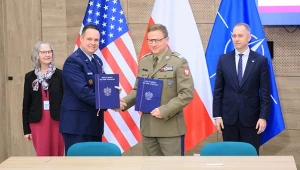 Podpisanie listu lntencyjnego pomiędzy DKWOC i USEUCOM. Z lewej gen. bryg. Matthew Wenthe, z prawej gen. Karol Molenda i wiceminister obrony narodowej Cezary Tomczyk.
