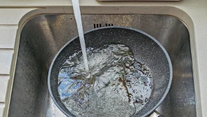 Myjesz patelnię w zmywarce? Kilka użyć i musisz kupić nową