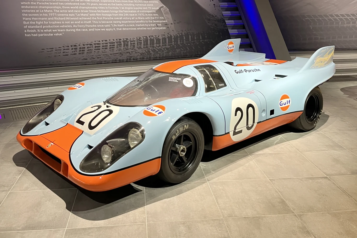 Zaangażowanie w wyścigi 24h Le Mans przyczyniły się do wzmocnienia wizerunku marki. Legendarny samochód wyścigowy Porsche 917 w barwach Gulf z numerem 20, eksponowany w muzeum, charakterystyczny niebiesko-pomarańczowy lakier i sportowa linia karoserii, jasne oświetlenie prezentujące detale pojazdu.