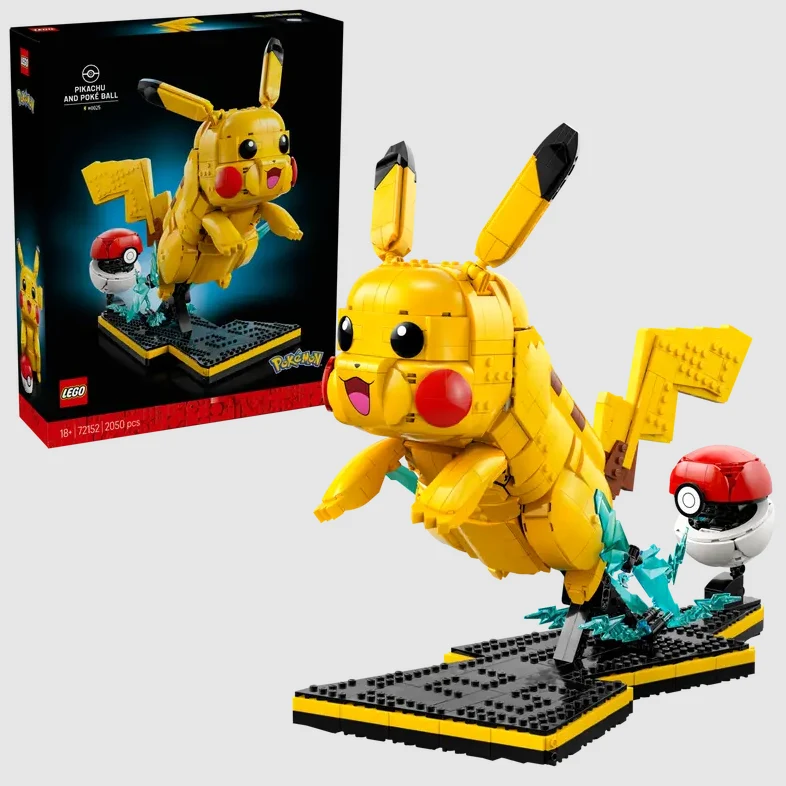 Model Pikachu zbudowany z klocków LEGO w dynamicznej pozycji biegu, obok znajduje się Pokéball, a w tle widoczna jest oryginalna kolorowa grafika opakowania zestawu.