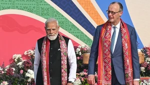 Kanclerz Niemiec Friedrich Merz (P) spotkał się w Indiach z premierem tego kraju Narendrą Modim