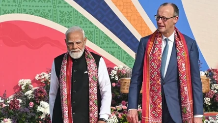 Kanclerz Niemiec Friedrich Merz (P) spotkał się w Indiach z premierem tego kraju Narendrą Modim