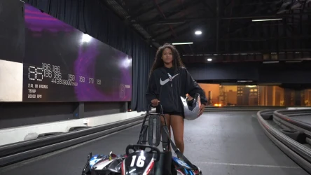Naomi Osaka zaspokaja swoją potrzebę prędkości na torze gokartowym w Australii