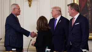 Prezydent USA Donald Trump i prezes Exxon Mobil Darren Woods podczas spotkania w Białym Domu 9 stycznia br.