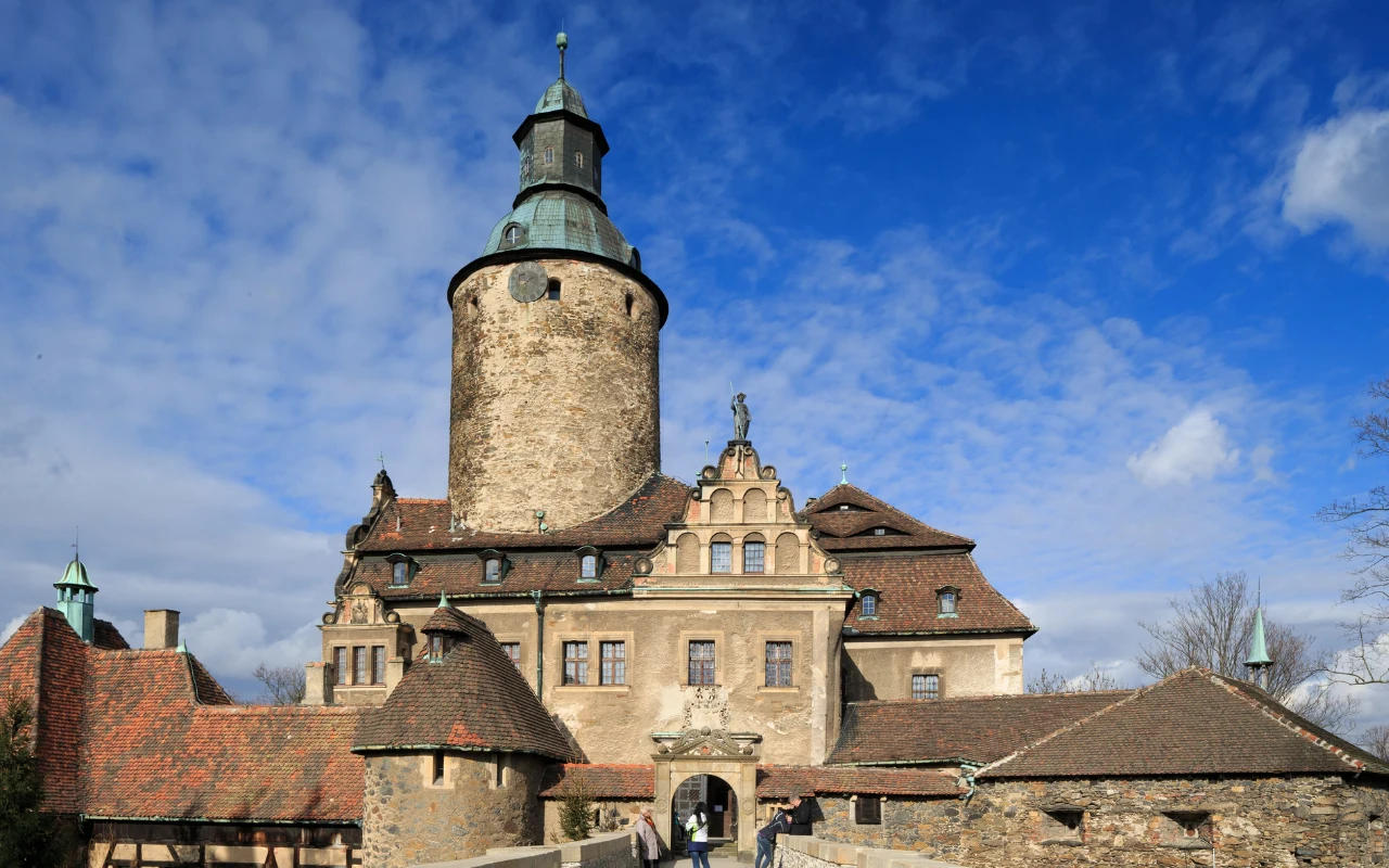 Ten zamek zachwyca zimowym klimatem, a także masą atrakcji, które czekają na każdego w czasie ferii zimowych 