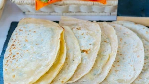 Czosnkowe chlebki w stylu naan robią furorę w internecie, koniecznie wypróbuj ten przepis