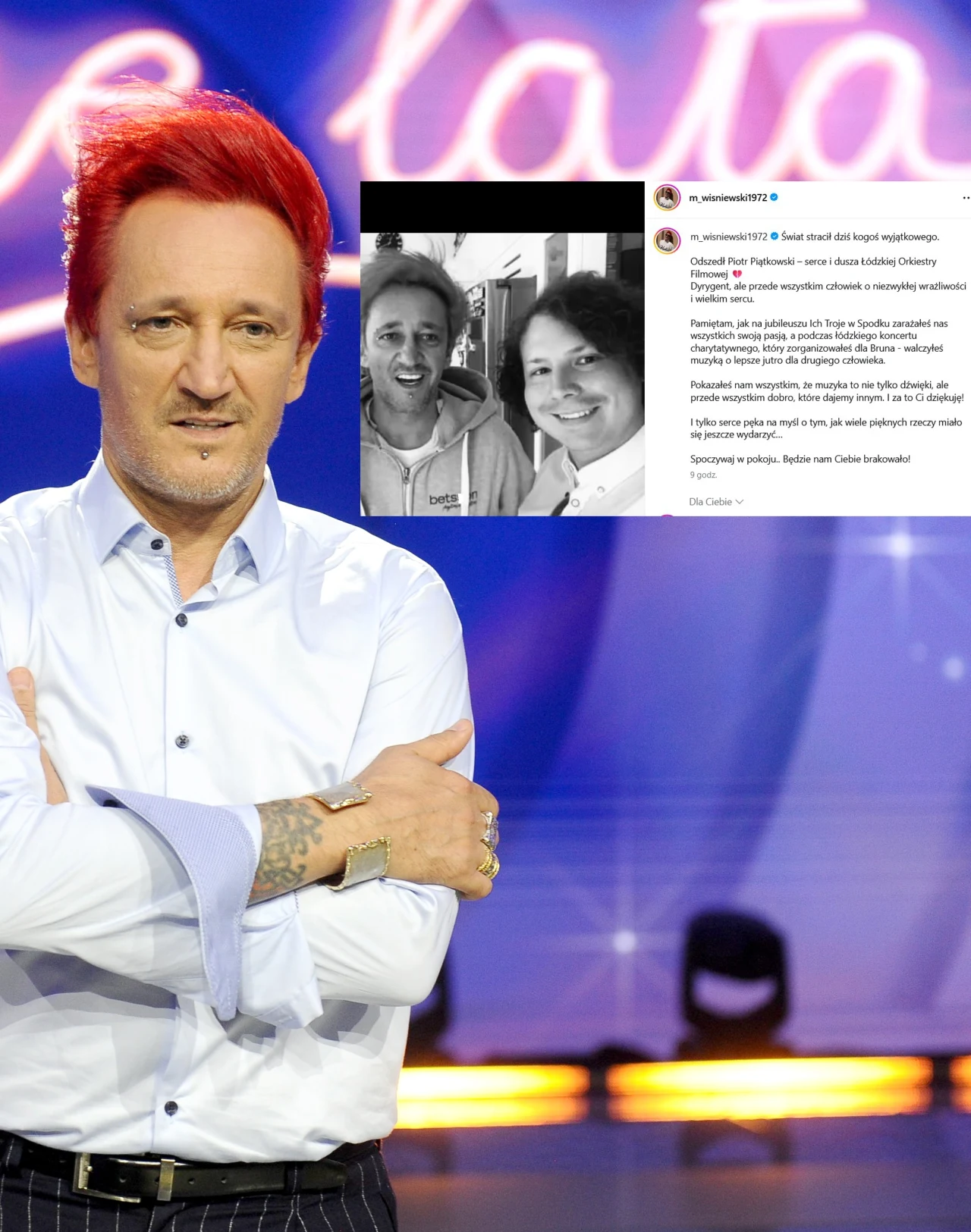 Mężczyzna z czerwonymi włosami stoi z założonymi rękami na scenie w studiu telewizyjnym z niebiesko-różowym tłem i napisem w tle, obok niego widoczna jest wstawka z czarno-białym zdjęciem dwóch uśmiechniętych osób oraz fragmentem posta lub komentarza.