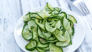 Warto włączyć je do diety, np. w postaci sałatek. W sklepach jest ich teraz dużo.