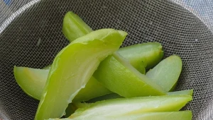 Smakuje jak połączenie ogórka i kalarepy. Wspiera odchudzanie i pracę wątroby