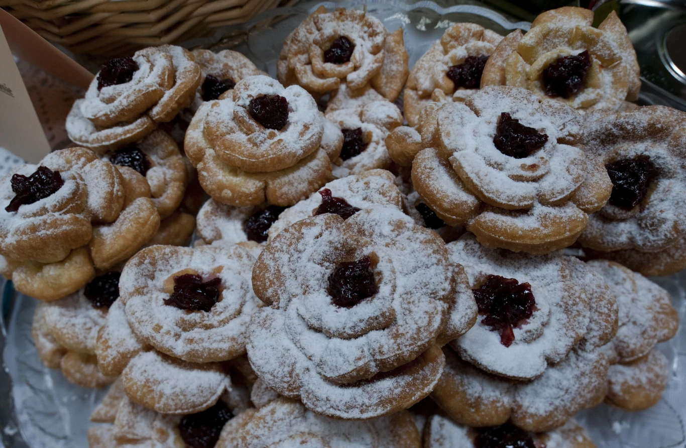 Róże karnawałowe to tradycyjny przysmak karnawałowy. Jak je przygotować?