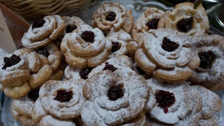 Róże karnawałowe to tradycyjny przysmak karnawałowy. Jak je przygotować?