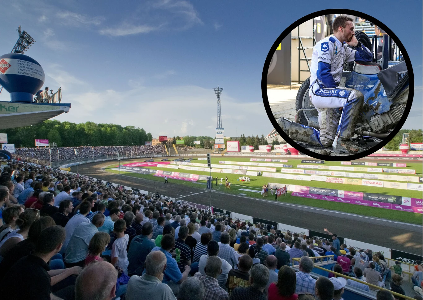 Tłum kibiców na trybunach stadionu żużlowego obserwuje wyścig na torze, a w okrągłej ramce widoczny jest żużlowiec w niebieskim kombinezonie siedzący przy motocyklu, wyrażający emocje związane z wydarzeniem.